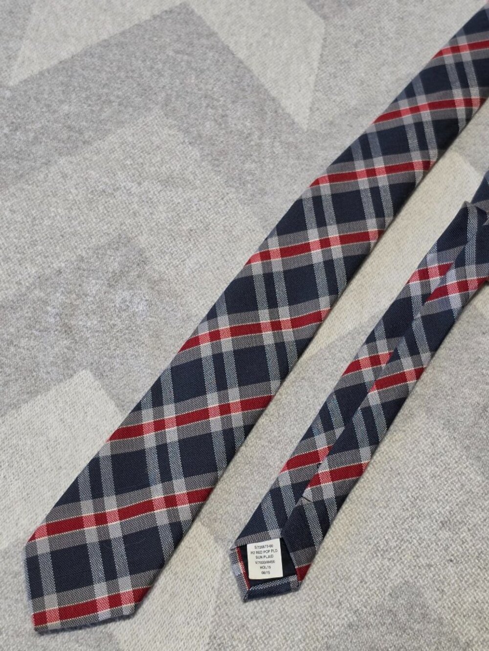 Banana Republic Slim Navy & Red Plaid Tie 2.75” Wide Polyester Classic Look